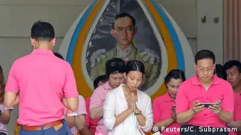 Gebete für König Bhumibol Adulyadej in Bangkok (Foto: Reuters/C. Subprasom)