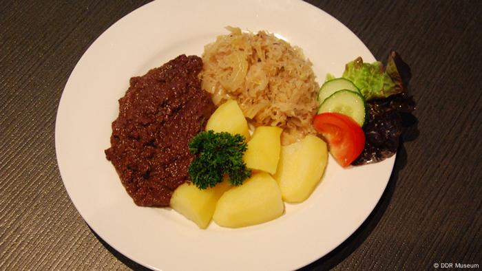 Morcilla cocida con papas y chucrut.