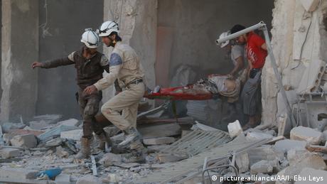 Syrien Aleppo Bergung Opfer Luftangriff (picture-alliance/AA/I. Ebu Leys)