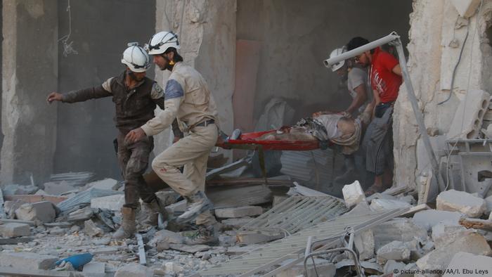 Syrien Aleppo Bergung Opfer Luftangriff (picture-alliance/AA/I. Ebu Leys)
