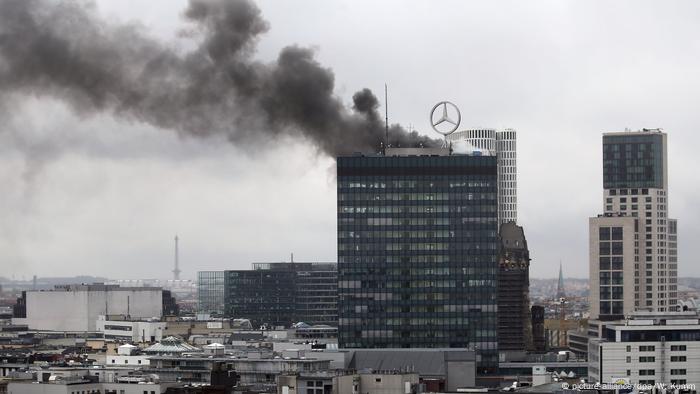 Flammen im Europa-Center in Berlin (picture-alliance/dpa/W. Kumm)