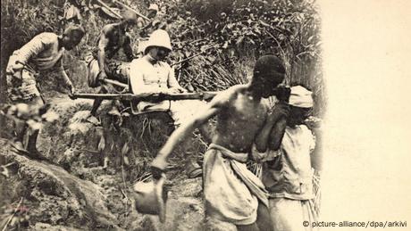 Kolonialherr Träger Madagaskar (picture-alliance/dpa/arkivi)