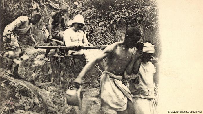 Colonial ruler being carried in Madagascar (picture-alliance/dpa/arkivi)