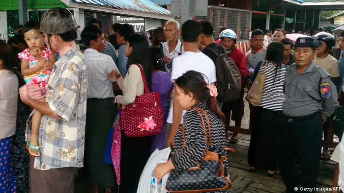 Myanmar die Zivilbevölkerung flieht vom bewaffneten Konfilkt in Maungdaw