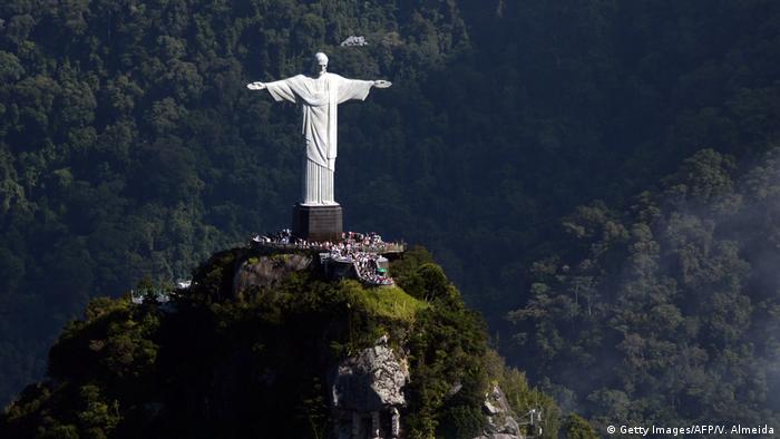Patung Cristo Redentor di puncak bukit Corcovado di Rio de Janeiro, Brasil.
