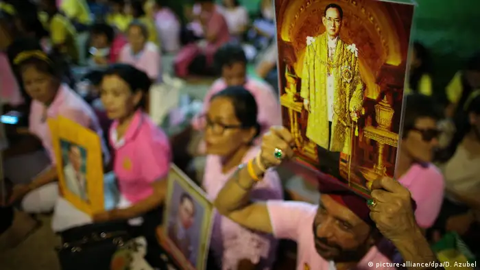 Thailändische Bevölkerung bangt um schwer kranken König Bhumibol