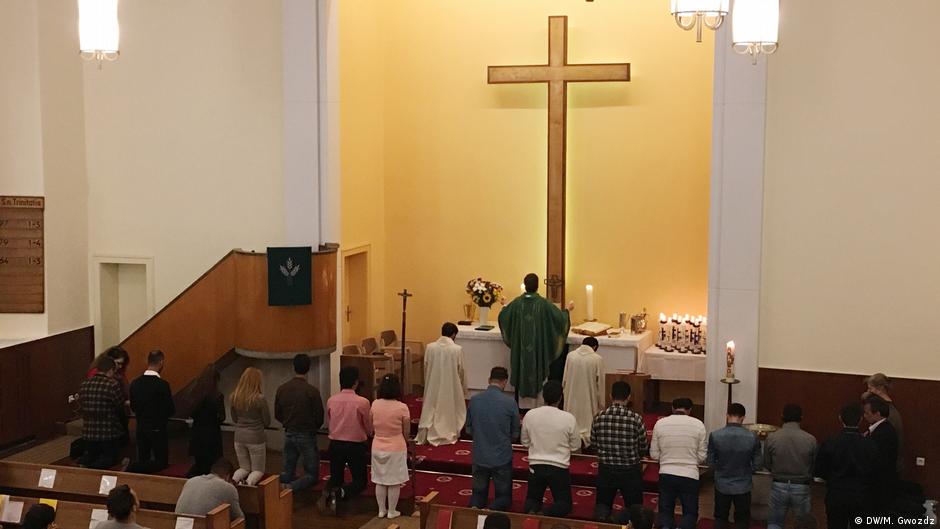 ألمانيا.. اللاجئون المسلمون يتحولون للمسيحية في مجموعات كبيرة في كنيسة في برلين