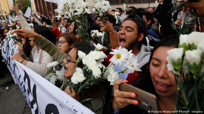 Colombianos en todo el mundo piden Acuerdo Ya!. Aquí en una de las multitudinarias marchas en Bogotá. 