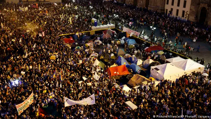 En la Plaza de Bolívar de Bogotá acampan ya varias decenas de personas que quieren con su presencia ejercer presión sobre la opositores al Acuerdo de Paz y el Gobierno para que lleguen a un acuerdo tan pronto como sea posible. Millones temen el quiebre de la paz ya negociadas y firmada. 