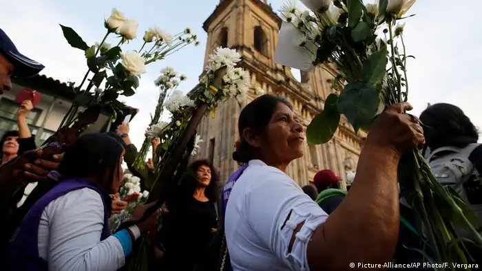 En Bogotá los ciudadanos recibieron este martes y miércoles a miles de indígenas y campesinos que llegaron de las regiones más afectadas por el conflicto para decirles Sentimos con las víctimas, Todos somos Colombia. 