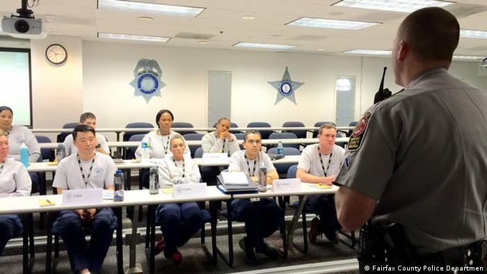 Polizeischüler und Dozent in einem Unterrichtsraum