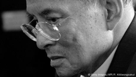 Thailand König Bhumibol gestorben schwarz/weiß (Getty Images/AFP/P. Kittiwongsakul)