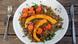 Deutschland Veganes Essen aus Linsen, Kürbis, Zwiebeln und Tomate in Berlin Deutschland Veganes Essen aus Linsen, Kürbis, Zwiebeln und Tomate in Berlin
