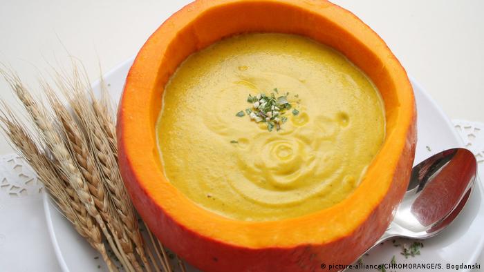 En realidad no es de origen alemán, pero la sopa de calabaza no puede faltar en el menú de un restaurante de Alemania. Es sana y sacia. Y no lo olvide: su color amarillo-anaranjado trae un toque de color a los días grises del otoño.