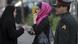 Iran Polizistin warnt Frau wegen falscher Kleidung Iran Polizistin warnt Frau wegen falscher Kleidung
