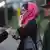 Iran Polizistin warnt Frau wegen falscher Kleidung