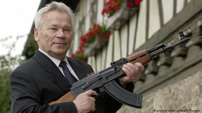 Mikhail Kalashnikov posing with his creation (picture alliance/dpa/S.Thomas )