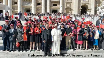 Vatikanstadt - Papst Franziskus trift auf chinesische Gruppe