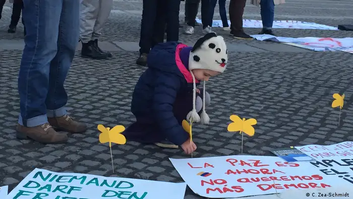 Así reza una de las consignas de los colombianos reunidos este 14 de octubre en Berlín, en donde hasta los niños han participado del clamor de los colombianos en el exterior, que votaron mayoritariamente con un sí al Acuerdo de Paz negociado durante cuatro años. 