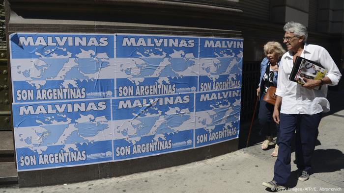 Afiche en Buenos Aires: Las Malvinas son argentinas.