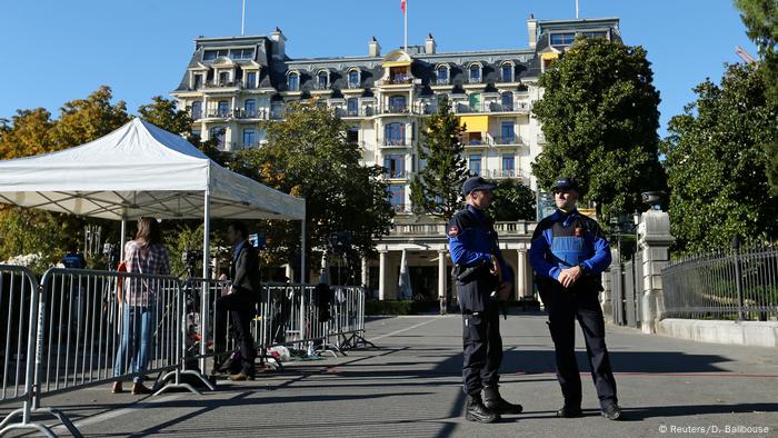 Schweiz Sergej Lawrow und John Kerry beraten in Lausanne über den Syrien-Krieg (Reuters/D. Balibouse )