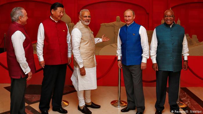 进入新千年后，随着经济实力的增强，北京和莫斯科都有意在国际舞台上扮演更积极的角色。“金砖国家”（BRICS）峰会、上海合作组织（2002年成立）这样的多边平台为此提供了机会。图为2016年10月在印度举行的金砖国家首脑峰会。