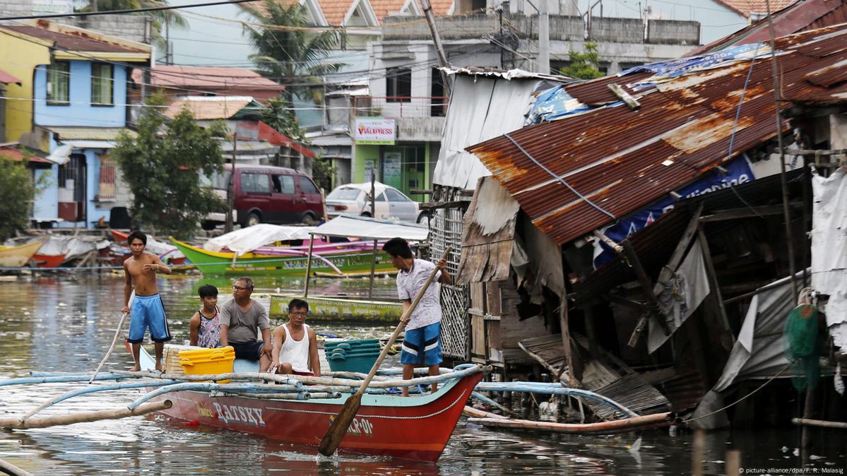 Typhoon Slams Into Philippines, Thousands Displaced – DW – 10/16/2016