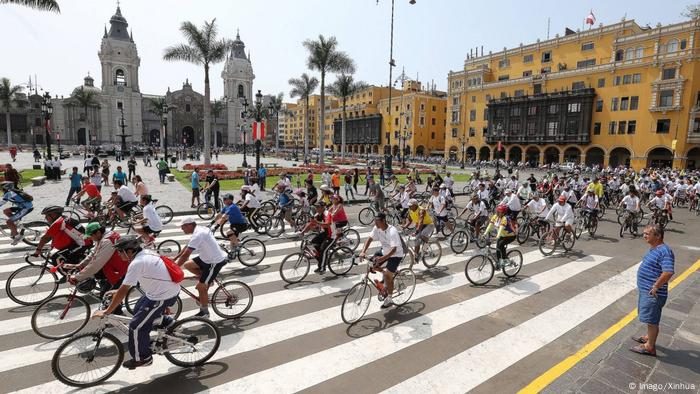 Peru Lima Gedenken Stadtgründung - Fahrradfahrer (Imago/Xinhua)