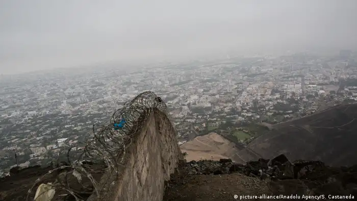 Peru Lima Mauer trennt reiches von armen Vierteln (picture-alliance/Anadolu Agency/S. Castaneda)