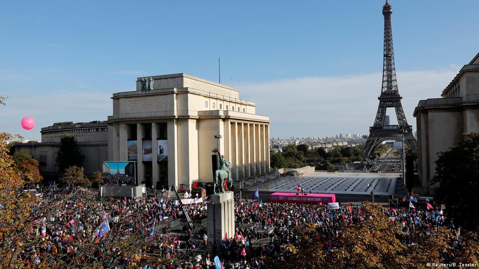 Tens of thousands protest gay marriage in Paris
