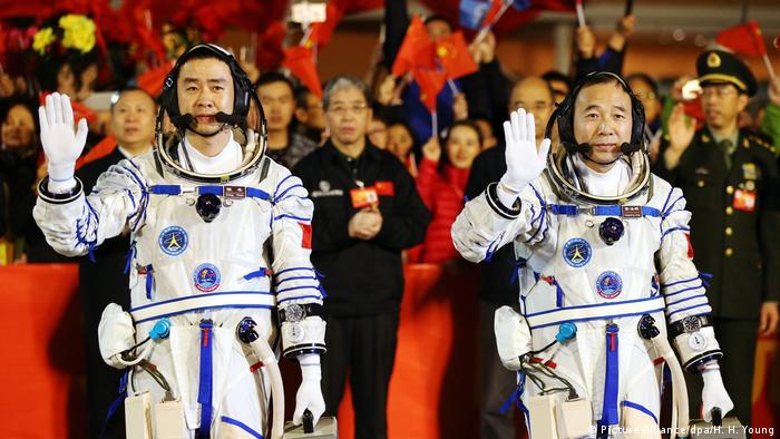 جین هایپنگ و چن دونگ (چپ) دو فضانورد سرنشین شنجو ۱۱