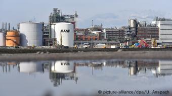 Головной завод химического концерна BASF в Людвигсхафене 