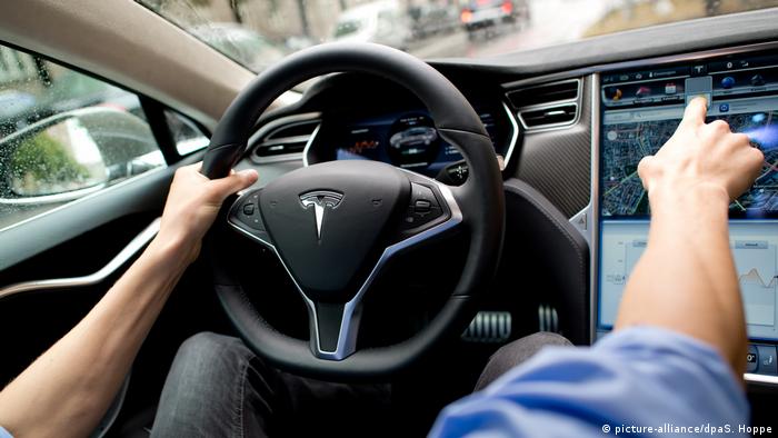 kruipen een andere duidelijk Ingenieros contradicen a Elon Musk y demuestran que autos Tesla pueden  andar cuando nadie ocupa el asiento del piloto | El Mundo | DW | 23.04.2021