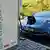 Электромобиль Nissan Leaf стоит у зарядной колонки в норвежском городе Мосс