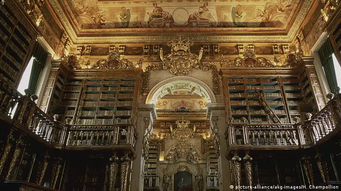 Alte Bibliothek der Universität Coimbra in Portugal (picture-alliance/akg-images/H. Champollion)