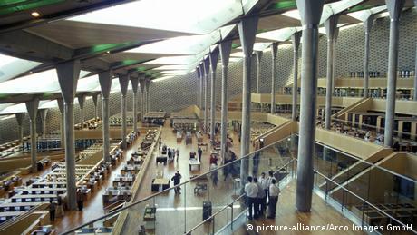 Biblioteka Aleksandryjska była najsłynniejszą biblioteką na świecie, zanim zniknęła w płomieniach około 2 tys. lat temu. Mówi się, że była tam cała wiedza ówczesnego świata, zapisana na około 490 tys. zwojów papirusu. Nowa biblioteka w Aleksandrii została otwarta w 2002 roku. Koszt budowy wyniósł 220 mln dolarów.