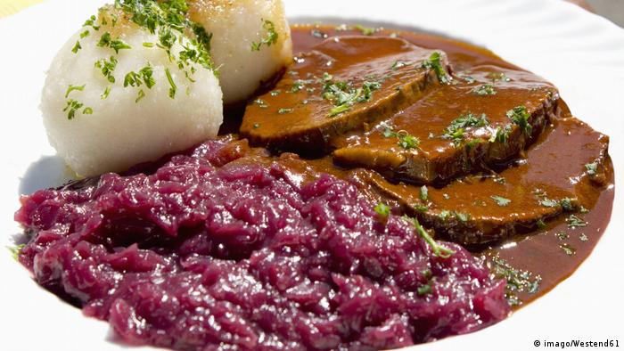Sauerbraten and red cabbage (imago/Westend61)