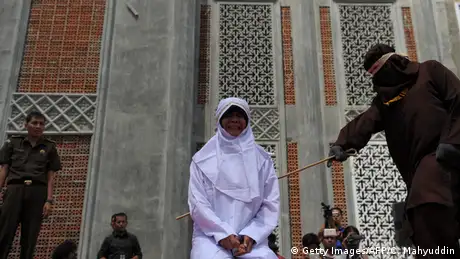 Indonesien | Scharia Polizei Bestrafung in Aceh (Getty Images/AFP/C. Mahyuddin)