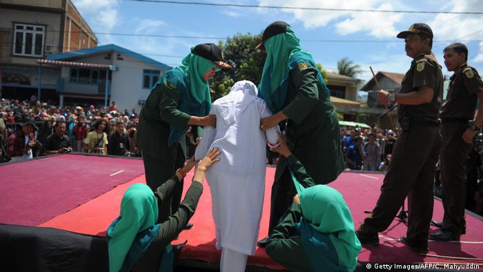 Indonesien | Scharia Polizei Bestrafung in Aceh (Getty Images/AFP/C. Mahyuddin)