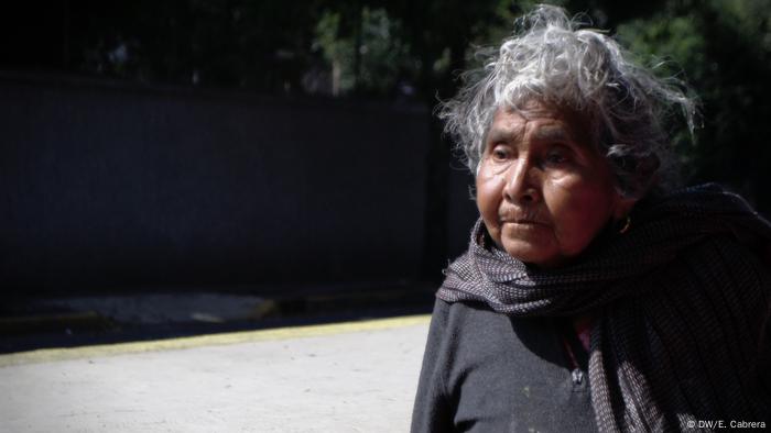 Un 30% de la población de la Ciudad de México es pobre. Una condición asociada a la falta de educación, de servicios médicos, de insuficiencia alimentaria. La pobreza y la opulencia van de la mano en la gran urbe y no hay una coordinación de las autoridades federales, capitalinas ni estatales para el diseño de políticas conjuntas que alivien el problema. 