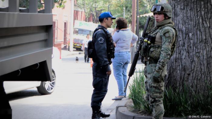 La presencia de soldados y policías fuertemente armados se ha convertido en parte del paisaje urbano. La ciudadanía considera que el problema de la inseguridad le toca a las autoridades resolverlo. El que puede paga seguridad privada, la gente cada vez se protege más en lo individual, pero no colectivamente