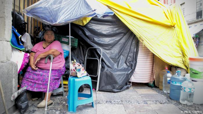 Esta mujer posa afuera de lo que se ha convertido en su improvisada vivienda. Ella y su familia fueron desalojadas hace dos años de un viejo edificio que estaba en ruinas y representaba un peligro para sus ocupantes, que pagaban rentas congeladas. 