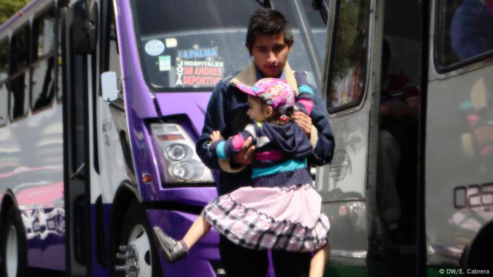 Un hombre ayuda a su hija a bajar del autobús. Alrededor de los límites de la ciudad se crean grandes congestionamientos de tráfico, sobre todo de autobuses y microbuses. El recorrido de una distancia de dos o tres kilómetros puede durar más de una hora. 