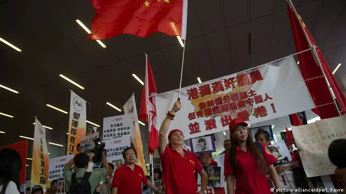 China Honkgong Gesetzgebender Rat Proteste (picture-alliance/dpa/J. Favre)
