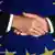Рукопожатие на фоне флага Евросоюза