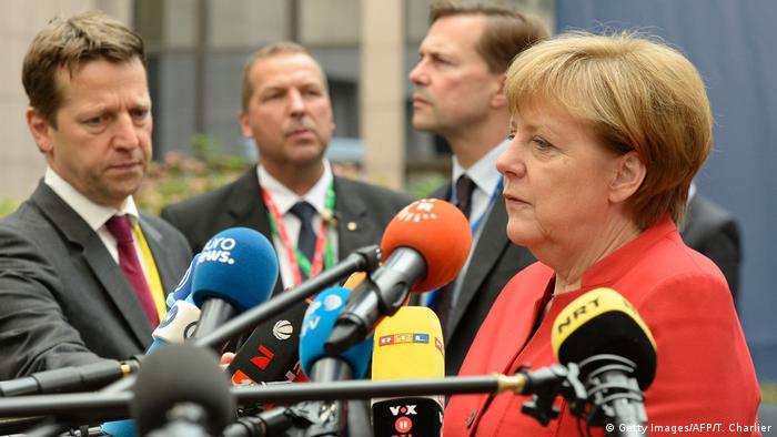 Канцлер ФРГ Ангела Меркель выступает перед журналистами перед началом саммита ЕС в Брюсселе