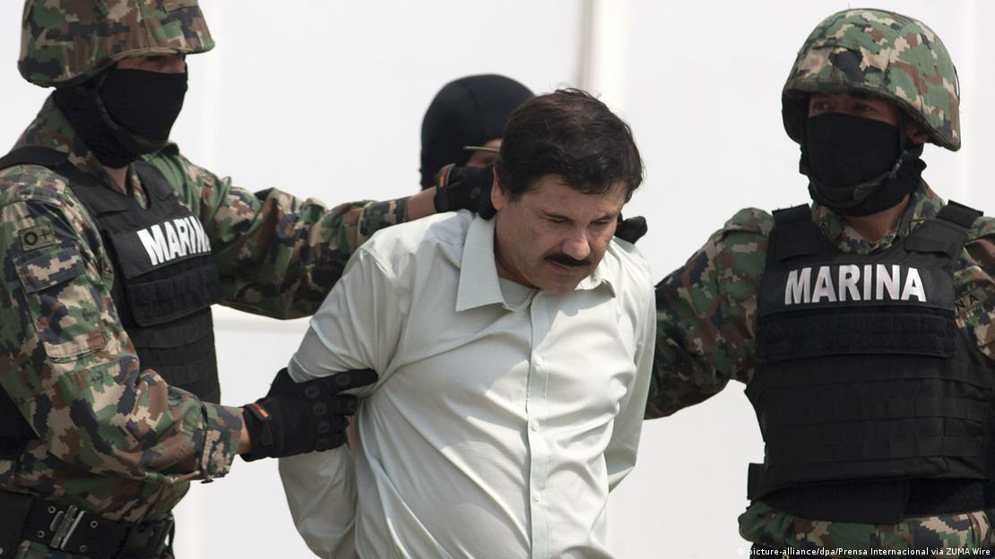 El Chapo contrabandeó grandes cantidades de cocaína y otras drogas a Estados Unidos por 25 años. En 2019, fue declarado culpable de múltiples cargos de conspiración y condenado a cadena perpetua en una prisión estadounidense