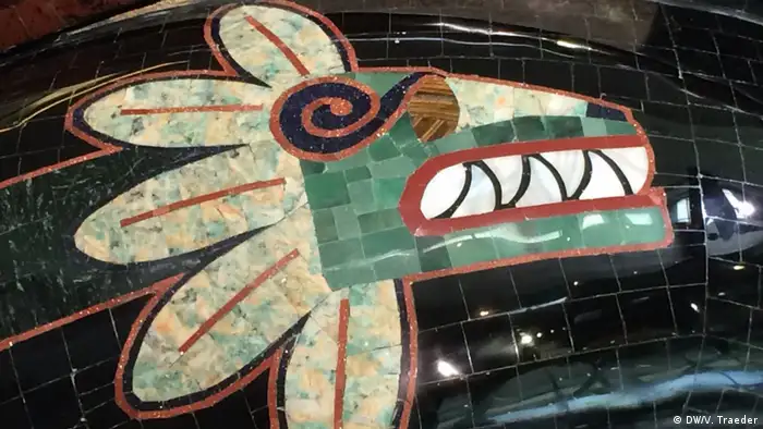 La cabeza de la serpiente emplumada Quetzalcóatl sobre el Vocho Teotihuacano.