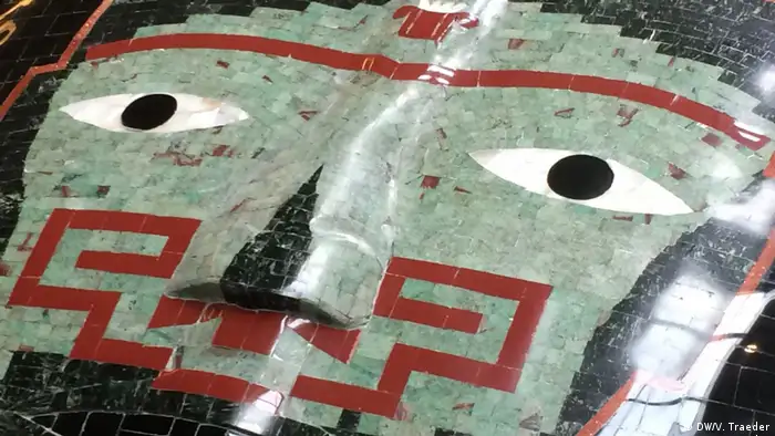 Una máscara teotihuacana de jade sobre el Vocho Teotihuacano.