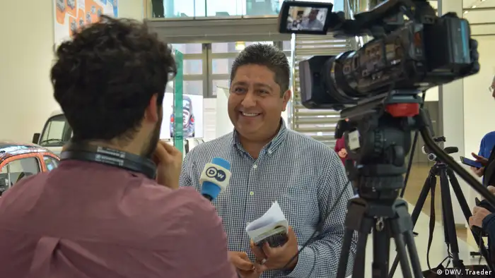 El artesano mexicano Héctor Garnelo Navarro en entrevista con DW.